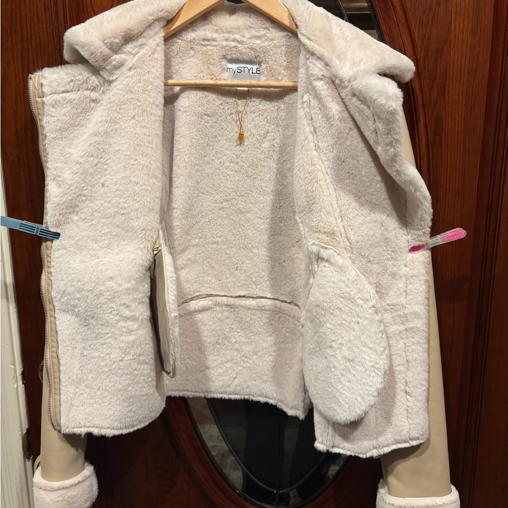 Elegant Cream PU Leather Jacket with Shearling Trim - Picture 12 of 13